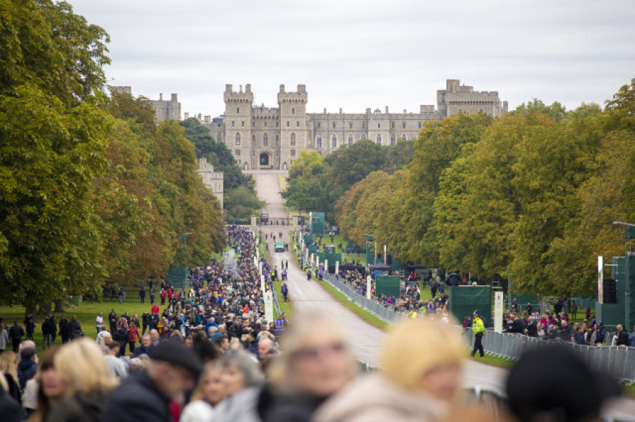Miles de personas aguardan a la reina en Windsor