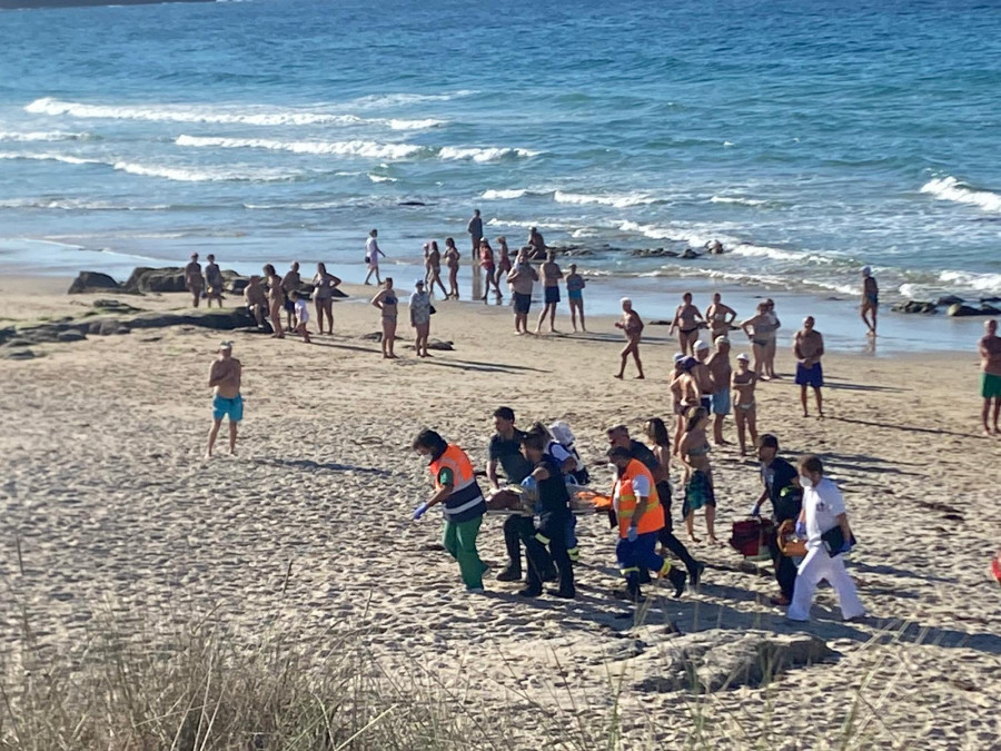 Rescate de un octogenario en la playa de Razo