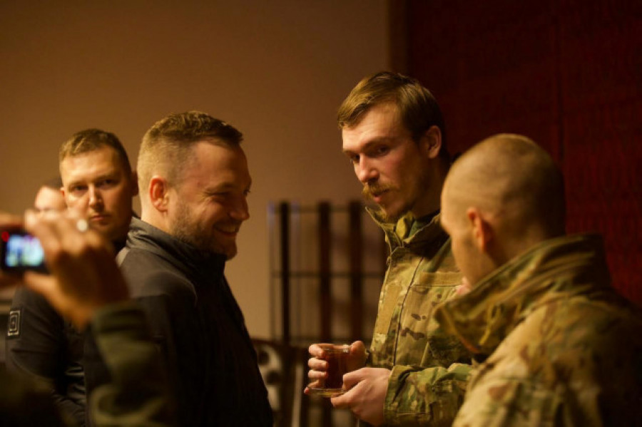 Los 55 soldados rusos intercambiados reciben asistencia médica en Rusia