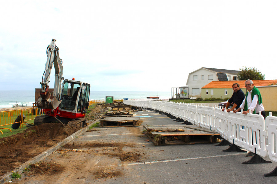 Comienzan los trabajos de sustitución de la pasarela y las rampas de madera del paseo de la playa de Razo