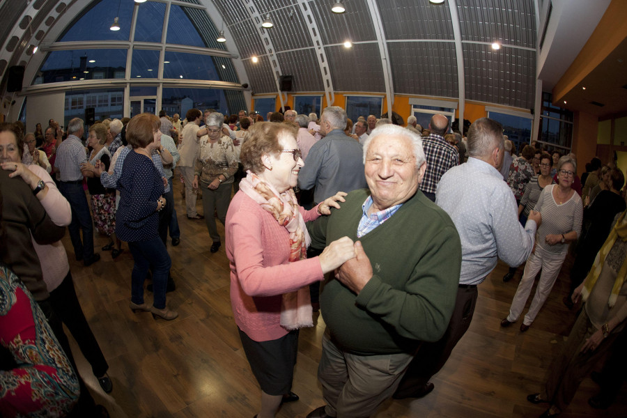 Carballo retoma los bailes para mayores con una ronda de música en vivo en las parroquias