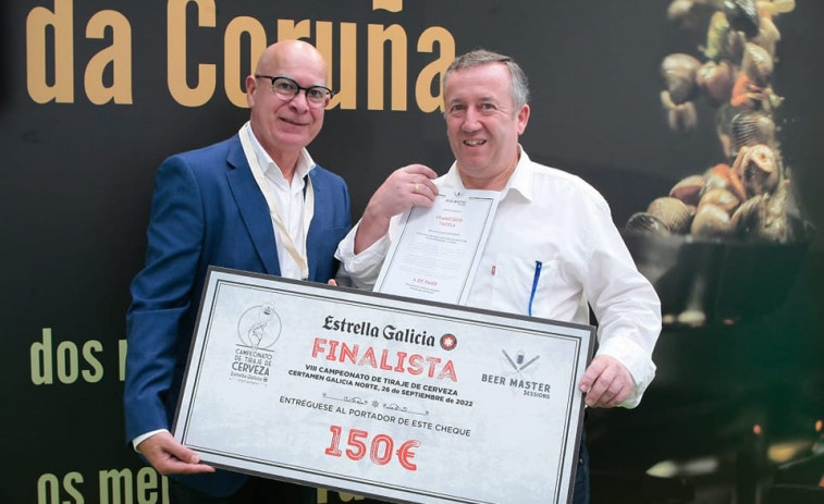 El hostelero carballés Paco Varela, segundo mejor tirador de cerveza de Galicia