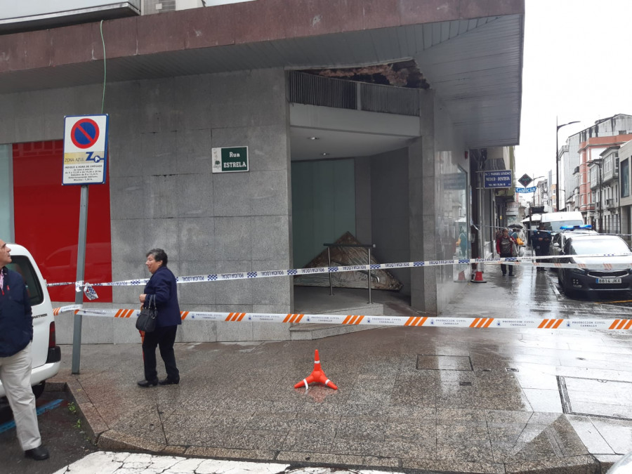 Cae parte de la cornisa de un edificio en Carballo