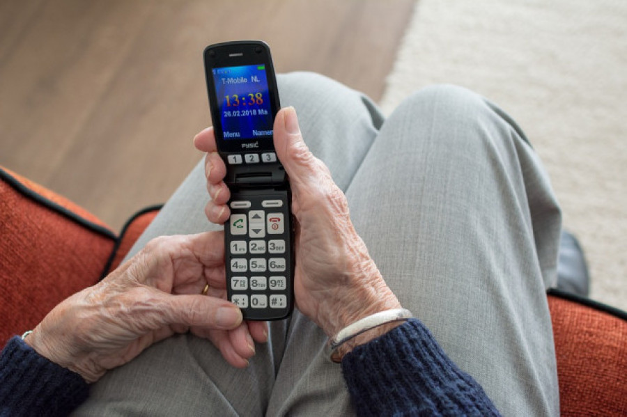 Galicia pone en marcha el teléfono para la atención administrativa a personas mayores de 65 años