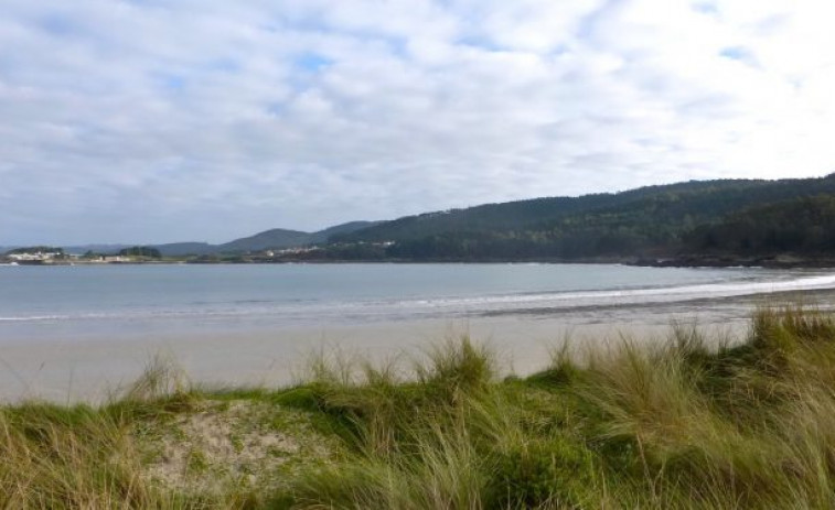 Herido un motorista en una caída en una playa en Muxía