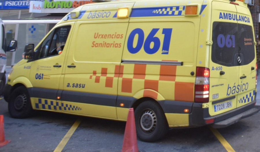 Un herido en Coristanco al colisionar su coche contra un árbol