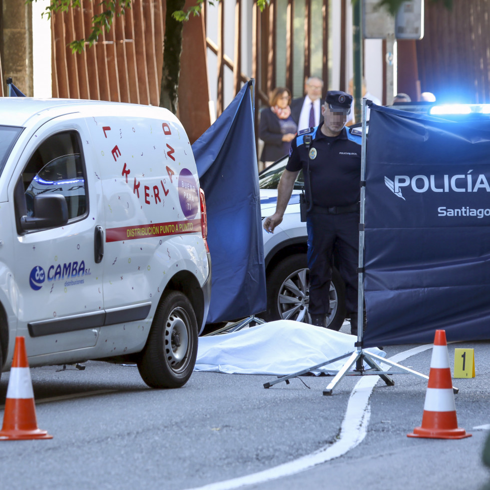 Un varón de 77 años ha fallecido esta tarde en Santiago de Compostela al ser atropellado en la céntrica Rúa Hórreo, justo enfrente del Parlamento de Galicia donde se encuentra un paso de cebra si