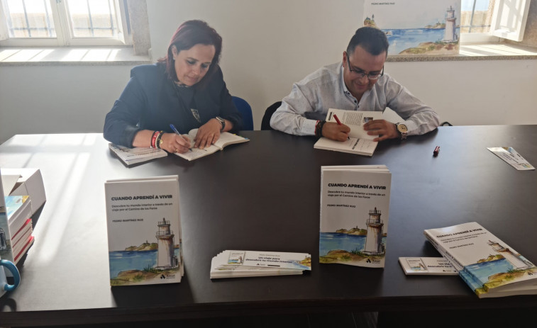 Pedro Martínez presenta en Camariñas una novela ambientada en el Camiño dos Faros