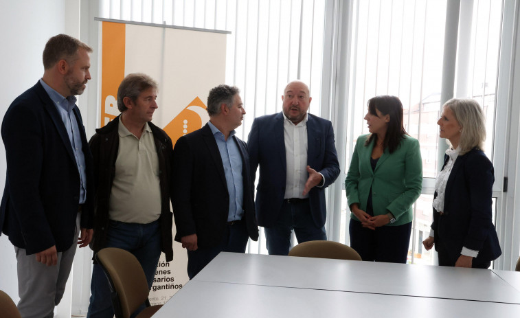 Lorenzana anuncia en su visita a Axober una nueva línea de ayudas para los autónomos
