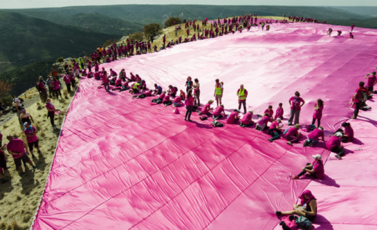 Las Tetas de Viana acogen el lazo más grande del mundo contra el cáncer de mama