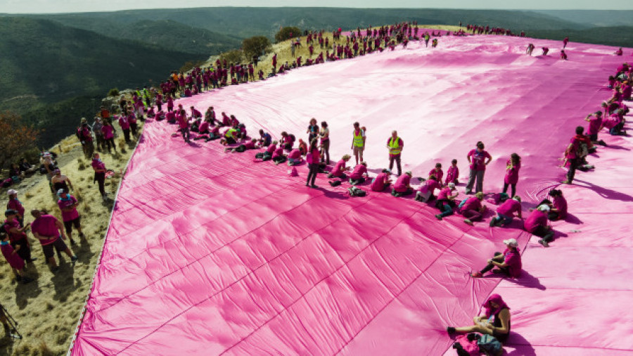 Las Tetas de Viana acogen el lazo más grande del mundo contra el cáncer de mama