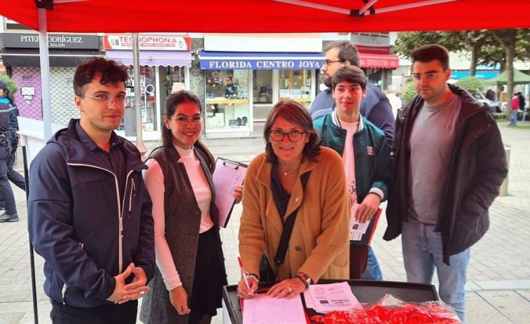Las Xuventudes Socialistas recogen en Carballo apoyos a la ILP para mejorar el transporte