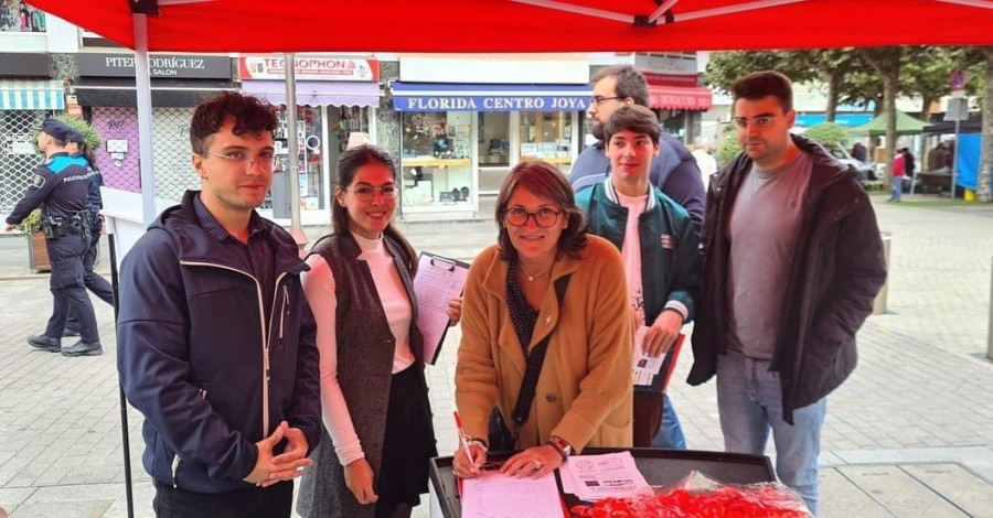 Las Xuventudes Socialistas recogen en Carballo apoyos a la ILP para mejorar el transporte