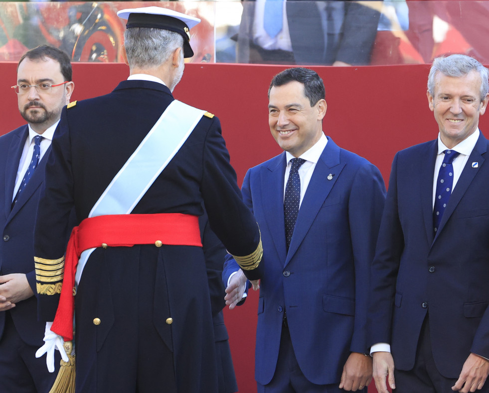 El rey saluda a Juanma Moreno y a Alfonso Rueda