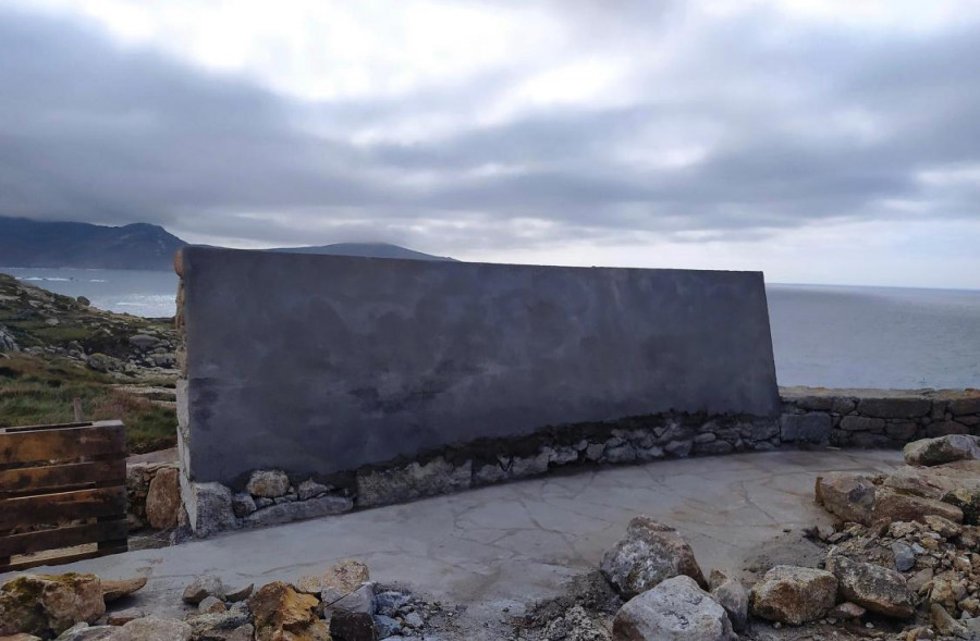 El gobierno muxián ordena derribar el polémico muro levantado en el mirador de A Ferida