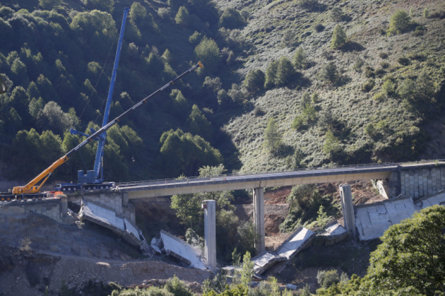 Transportes asegura que el próximo verano estará reconstruido uno de los viaductos de la A-6, que evitará el desvío