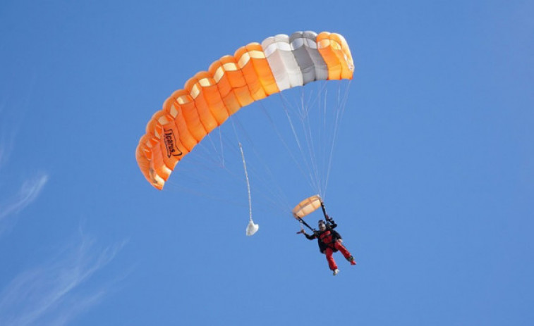 Muere un paracaidista al estrellarse en Sevilla