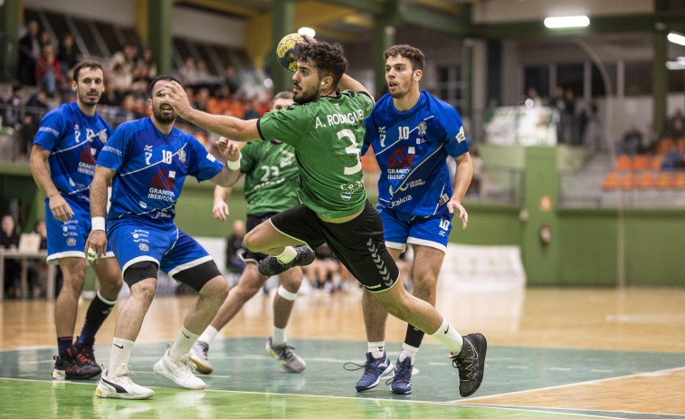 El Xiria cae en casa ante un Balonmano Carballal que remontó tras el descanso