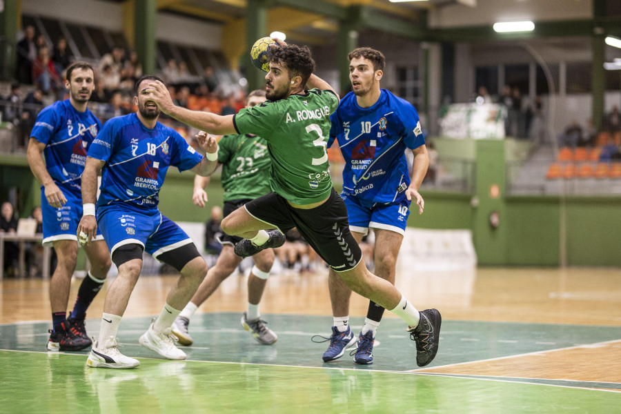 El Xiria cae en casa ante un Balonmano Carballal que remontó tras el descanso