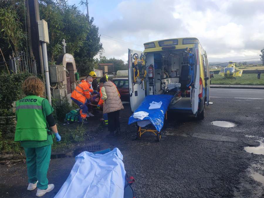 Evacuan en helicóptero a una conductora que chocó contra un muro en Santa Comba