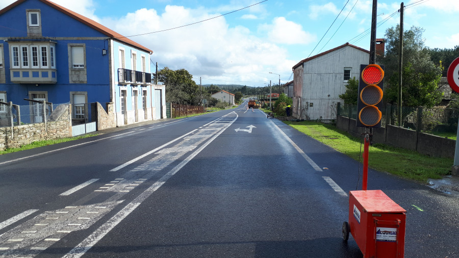 La Xunta construye una senda peatonal al paso de la AC-552 por A Piolla