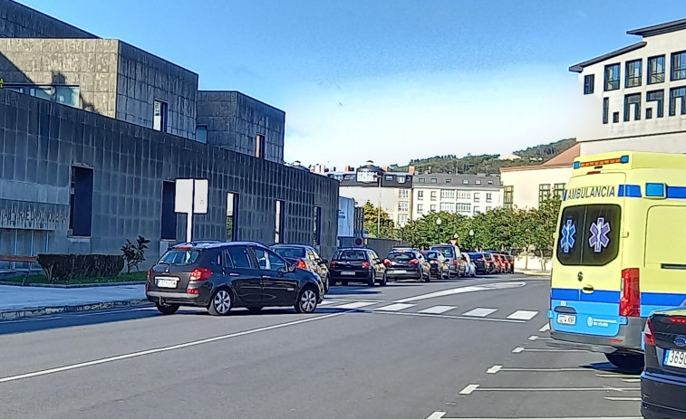 Critican que el hospital de Cee incorpore celadores y prescinda de técnicos de enfermería