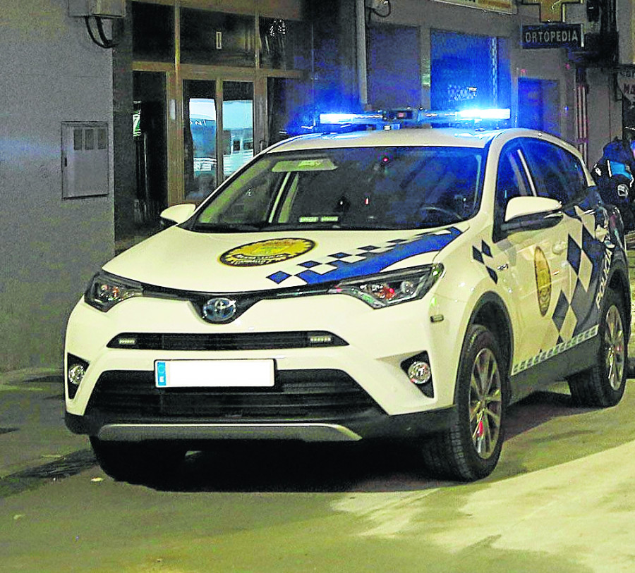 Muere una mujer tras precipitarse desde un tercer piso en Carballo