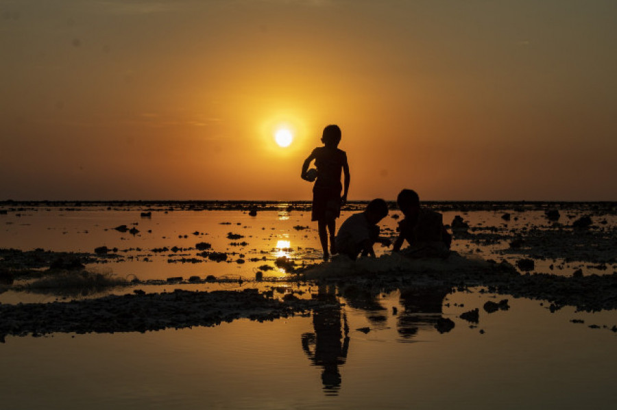 Indonesia halla disolventes en jarabes tras muerte de al menos 133 niños