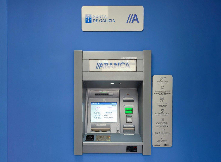 Muxía acoge una sesión del plan de formación de Abanca sobre el uso de cajeros automáticos