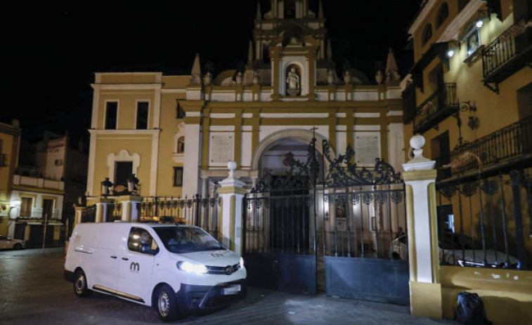 Los restos de Queipo de Llano salen de la Macarena con nocturnidad