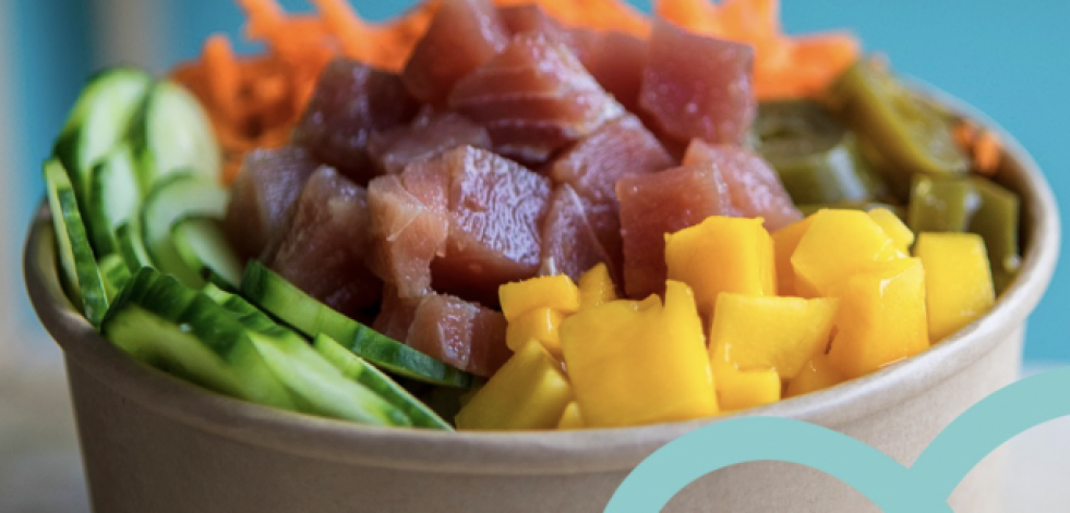 Por qué debes comer un poké, el plato de moda para los amantes de la comida sana