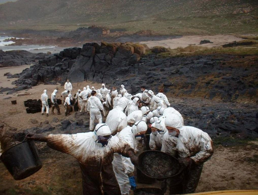 Camariñas homenajeará a los voluntarios veinte años después del Prestige