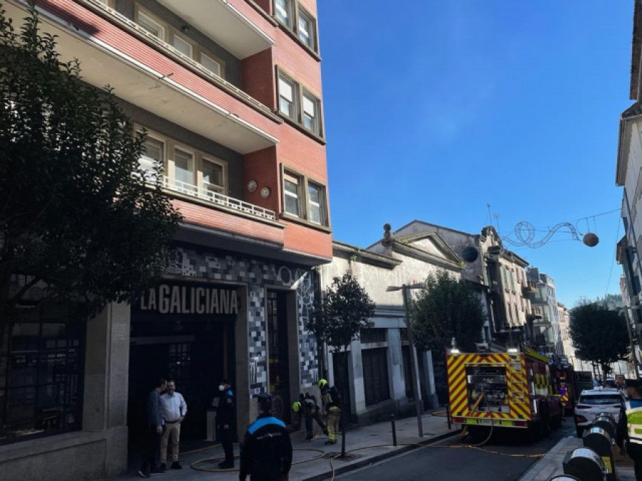 Un incendio en una nave anexa a La Galiciana obliga a desalojar el mercado gastronómico