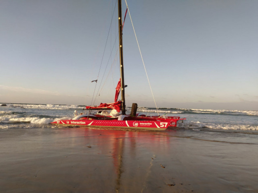 Salvamento Marítimo rescata al regatista francés Thibouméry en Galicia