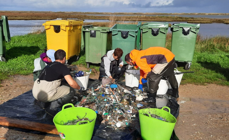 Las mariscadoras de Baldaio retiran casi 230 kilos de residuos de la ría