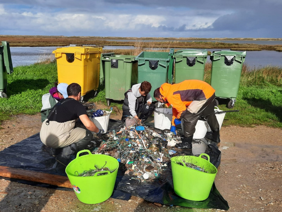 Las mariscadoras de Baldaio retiran casi 230 kilos de residuos de la ría