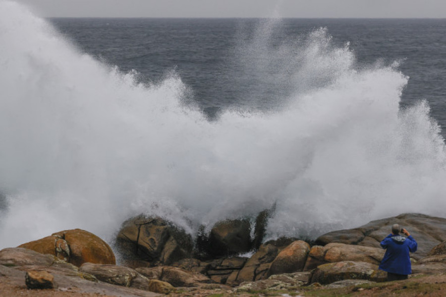 Las provincias de A Coruña y Lugo, en alerta naranja este lunes por temporal costero
