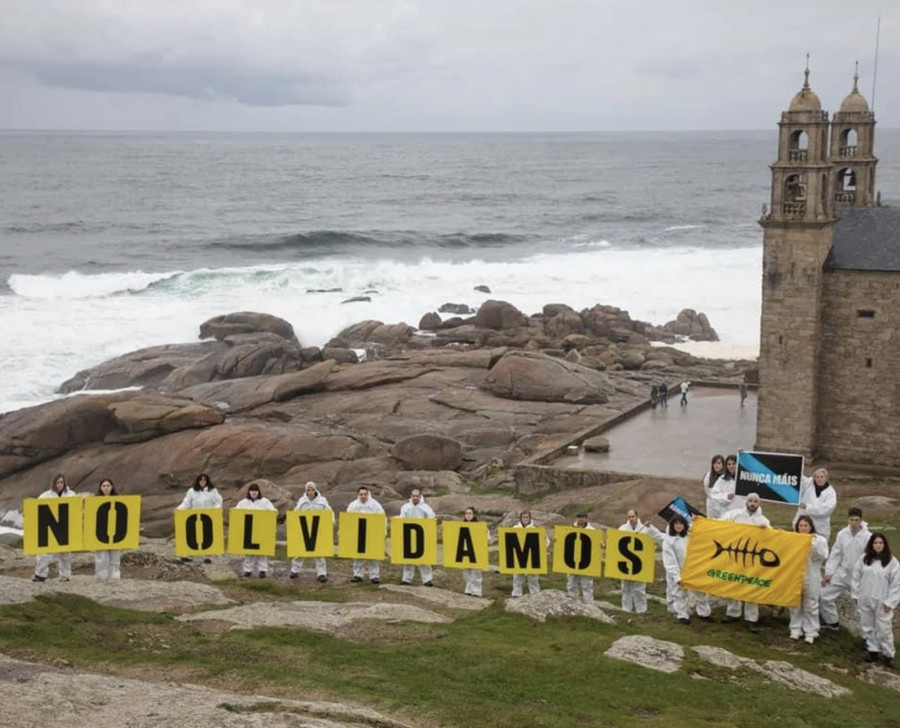 Greenpeace regresa a la ‘zona cero’ del Prestige para rendir homenaje al voluntariado