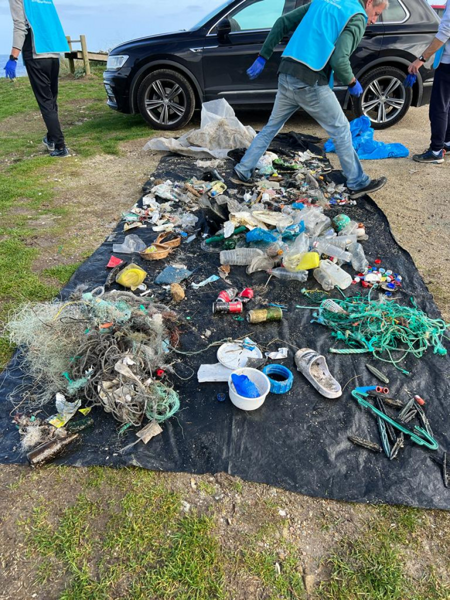 Recogen 120 kilos de basura marina en la playa de Seaia