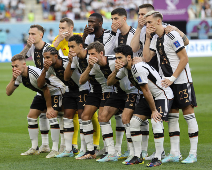 El "once" de Alemania se tapa la boca en Qatar como protesta contra la FIFA