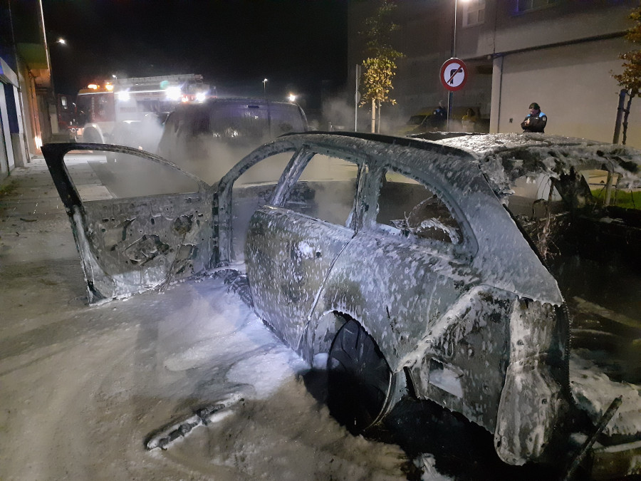 Arde un vehículo y otros dos resultan afectados por un incendio en Carballo