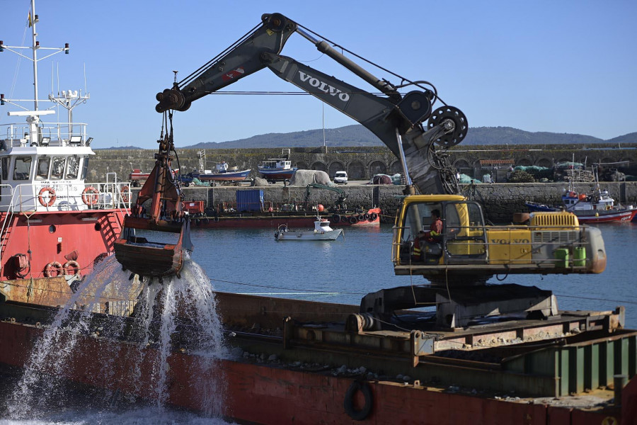 La UTE encargada de dragar el puerto de Laxe confía en acabar los trabajos este año