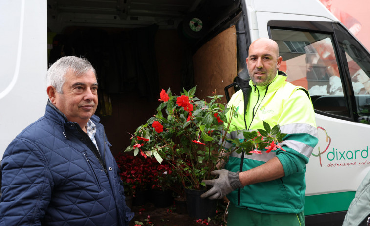 Carballo reparte plantas entre 160 familias que participan en los programas de compostaje