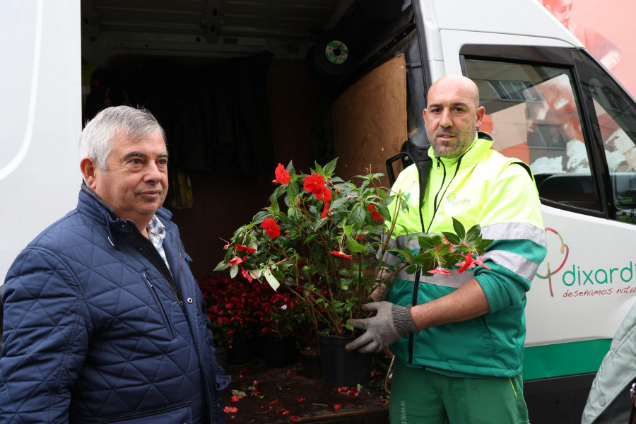 Carballo reparte plantas entre 160 familias que participan en los programas de compostaje