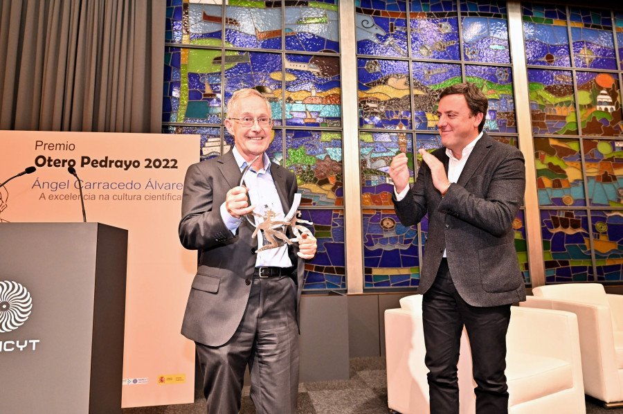 Ángel Carracedo recibe el premio Otero Pedrayo