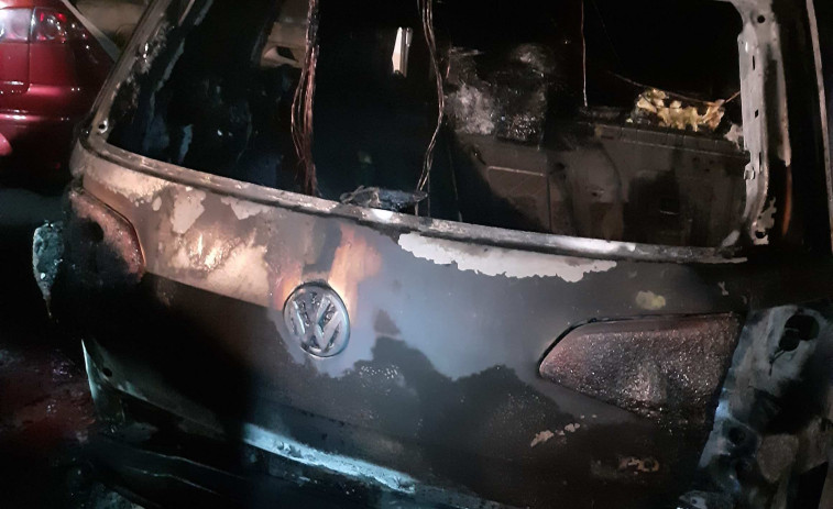 Arde otro vehículo en Carballo en un incendio que afectó a otros dos coches