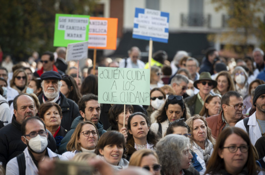 Los sanitarios se concentran para avisar de que Madrid "se queda sin médicos"