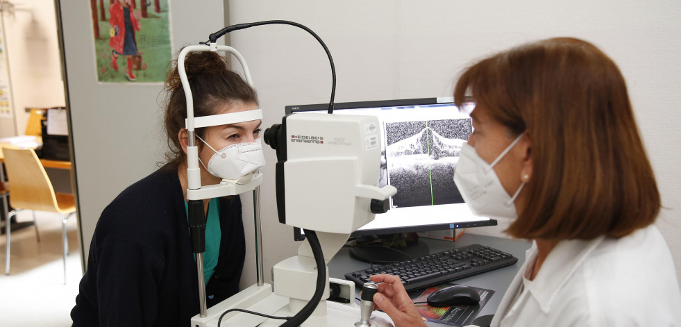 La unidad de retina del hospital de Cee cumple un año con una actividad frenética