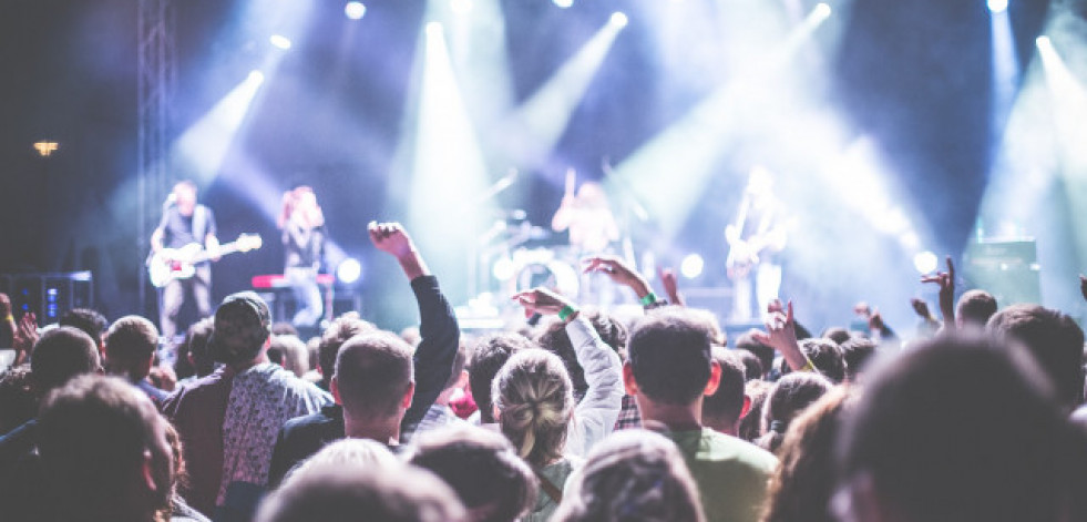 Los hombres cobran un 20% más en la industria musical, según un estudio