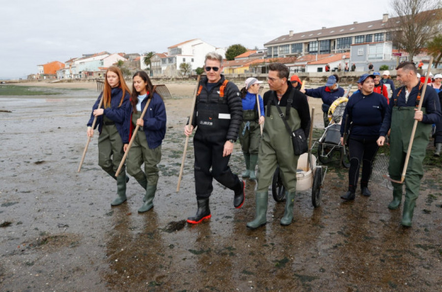 El famoso chef Gordon Ramsay conoce el trabajo de las mariscadoras gallegas en Cambados